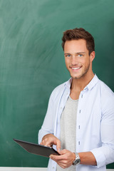 student mit tablet vor der tafel