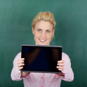 studentin zeigt tablet-bildschirm