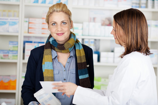 kundin kauft medikamente in der apotheke