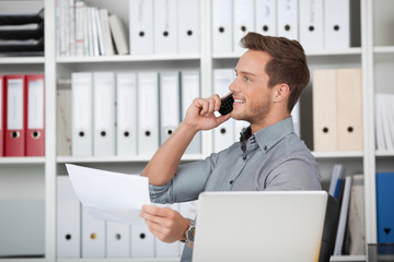 lächelnder geschäftsmann am telefon