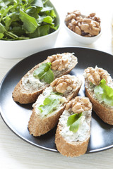 Crostini with gorgonzola cheese, arugula and walnut