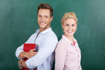 studenten rücken an rücken