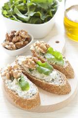 Crostini with gorgonzola cheese, arugula and walnut