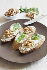 Crostini with gorgonzola cheese, arugula and walnut