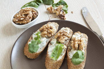 Obraz na płótnie Canvas Crostini with gorgonzola cheese, arugula and walnut