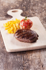 Steak vom Grill mit Pommes frites und Tomaten
