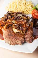 Zwiebelrostbraten mit Spätzle