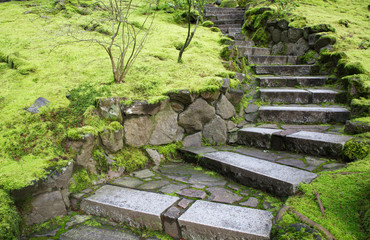 Obraz premium Zakrzywione kamienne schody ogrodowe