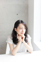 考え事をする女性