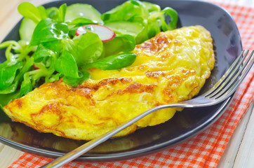 omelette with salad