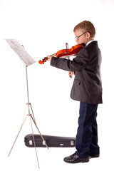 Junge mit Geige und Notenständer
