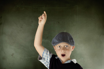 Schultafel und Schulkind