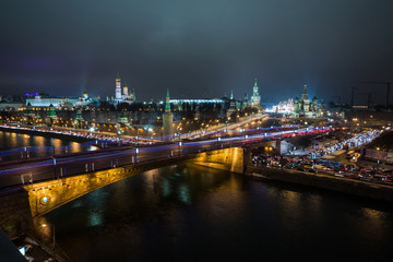 Fototapeta na wymiar Nocny widok na Kreml i mostu na rzece Moskwa