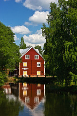 Fototapeta na wymiar Haus am Motala-Fluss in Borensberg