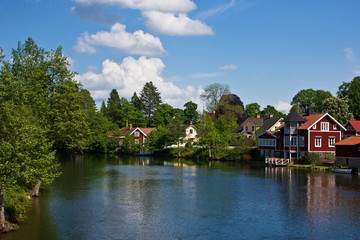 Obraz premium Häuser am Fluss Motala