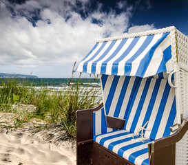 Rügen: Strandkorb in den Dünen