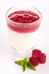 raspberry panna cotta