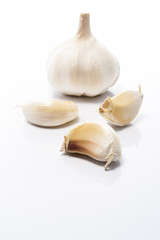 白背景にニンニク