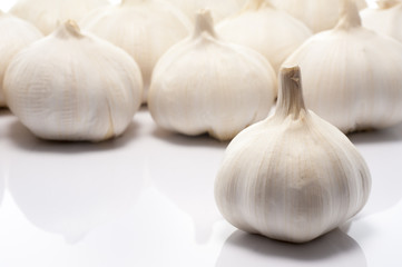 白背景に複数のニンニク
