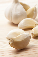 木目の背景にニンニクのアップ