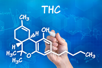 Hand zeichnet chemische Strukturformel von THC