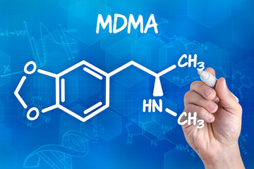 Hand zeichnet chemische Strukturformel von MDMA