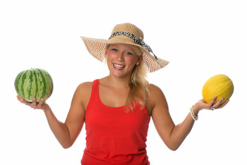 Fototapeta premium Blonde Frau zeigt verschiedene Melonen
