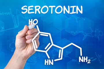 Hand zeichnet chemische Strukturformel von Serotonin