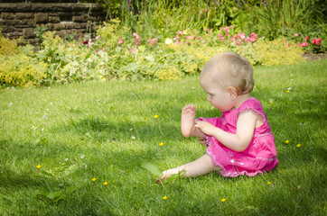 Kleines Mädchen entdeckt ihren Fuß