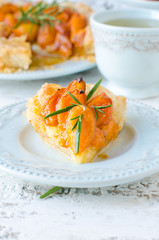 Tart with apricot , cheese and honey