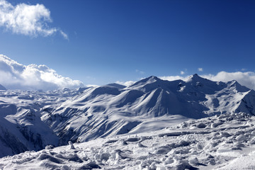 Fototapeta na wymiar Góry śniegu w pogodny dzień