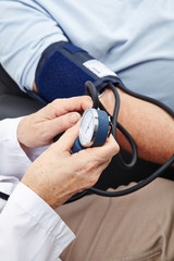 Blutdruckmessung am Arm