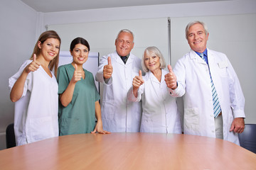 Medizinisches Team hält Daumen hoch