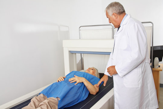 Arzt macht Osteodensitometrie in Radiologie