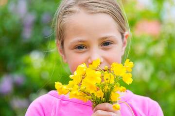 Mädchen mit Butterblumen