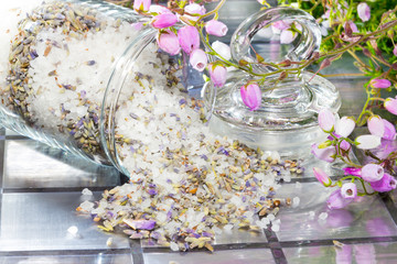 Floral potpourri with a fresh aromatic scent
