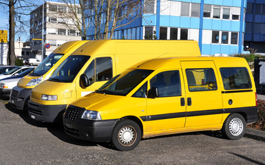 Obraz na płótnie Canvas Rząd żółtych samochodów służbowych