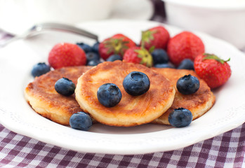 Cheese pancakes with fresh berries