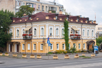 Fototapeta na wymiar Stary budynek w centrum historycznego miasta Kijów