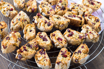 Italian crisp cookies