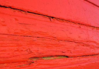 alte rote lackierung einer hauswand aus holz