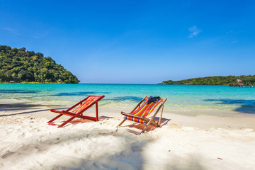 Fototapeta na wymiar Sun Beach krzesła na plaży