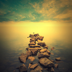 Obrazy na Szkle  Minimalistyczny pejzaż morski. Wschód słońca na wybrzeżu.