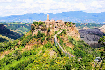 Fototapeta na wymiar Piękny widok na włoskim wzgórzu miasta Civita di Baneregio