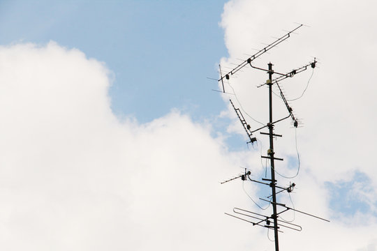 alte Fernsehantenne vor bew&ouml;lktem Himmel