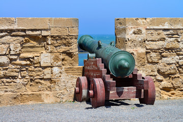 Fototapeta na wymiar Stara armata w Essaouira, Maroko