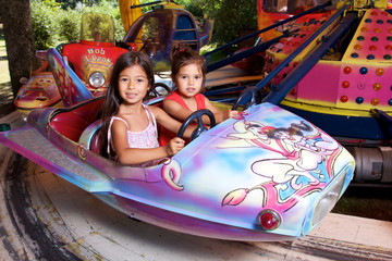 enfant dans man&egrave;ge &agrave; la f&ecirc;te foraine