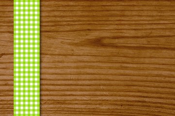 Holzbrett mit grün-weißem Tiaschdeckenstreifen