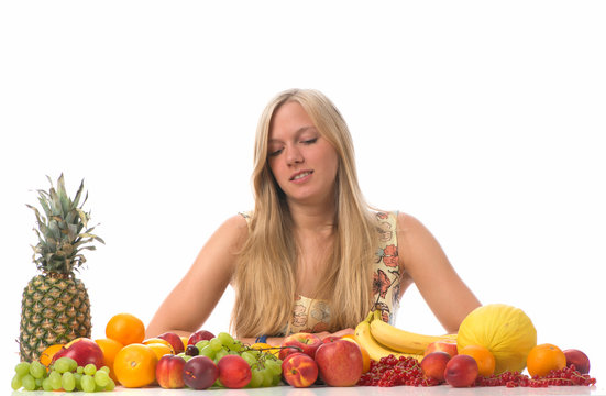 Blonde Frau schaut auf Obstsorten