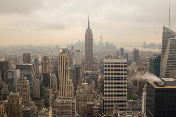 Naklejka na ściany i meble Wieżowiec panoramę Nowego Jorku we mgle